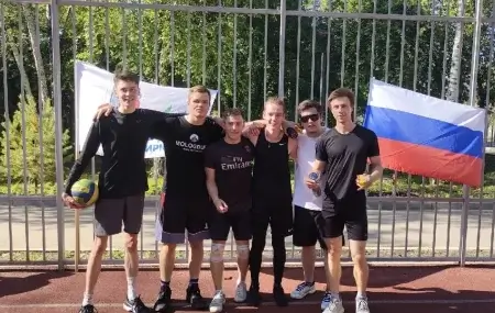 Мужская сборная Иркутского филиала РГУФКСМиТ заняла первое место в любительском турнире по волейболу